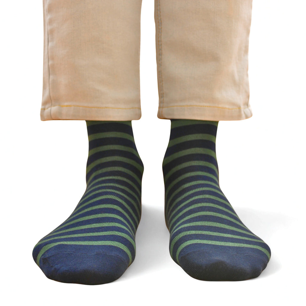 CALCETÍN VETA azul marino con rayas verdes, media caña, talla única para unisex, ecológico y cómodo.