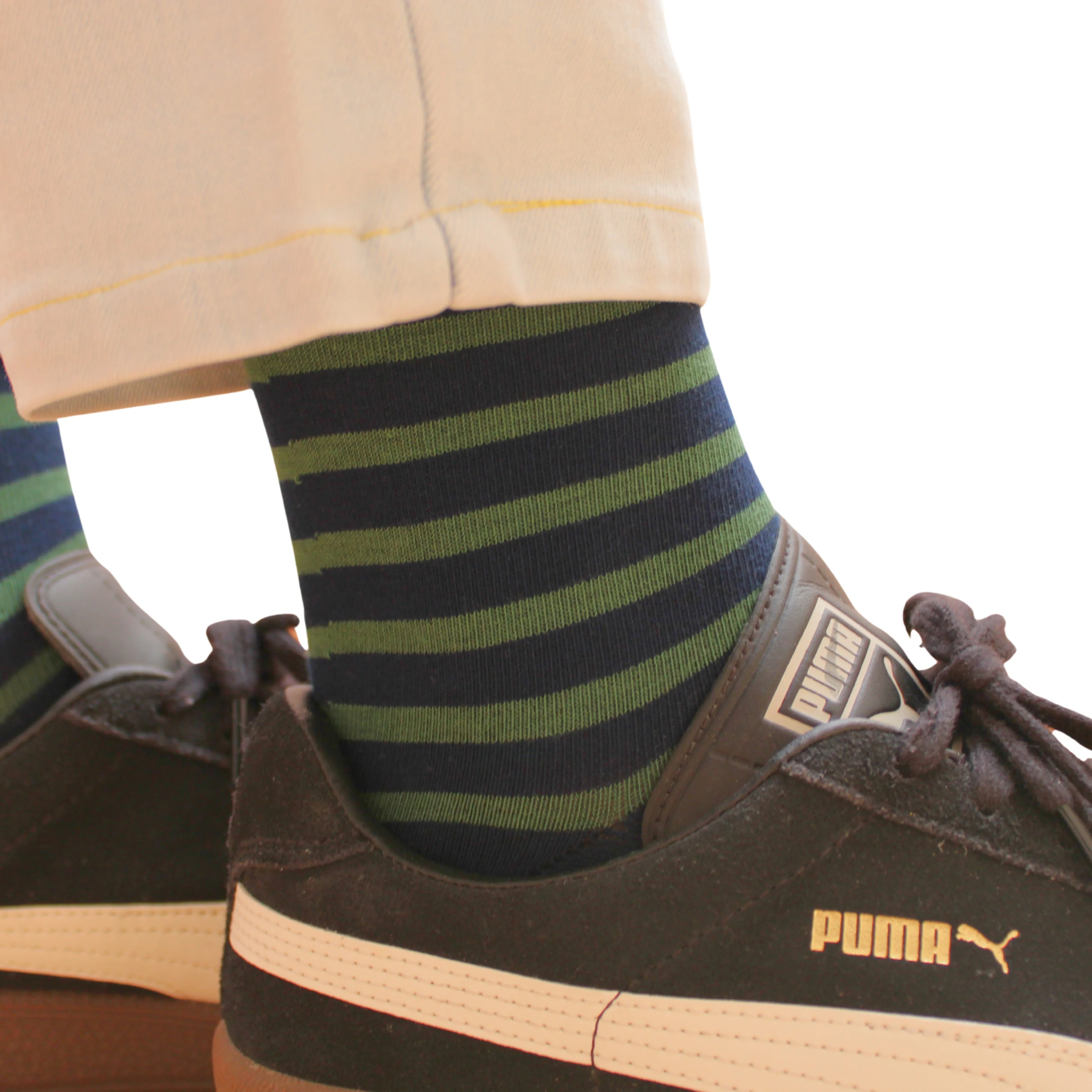 CALCETÍN VETA en rayas azul marino y verde, combinado con zapatos deportivos Puma, estilo unisex y talla única.
