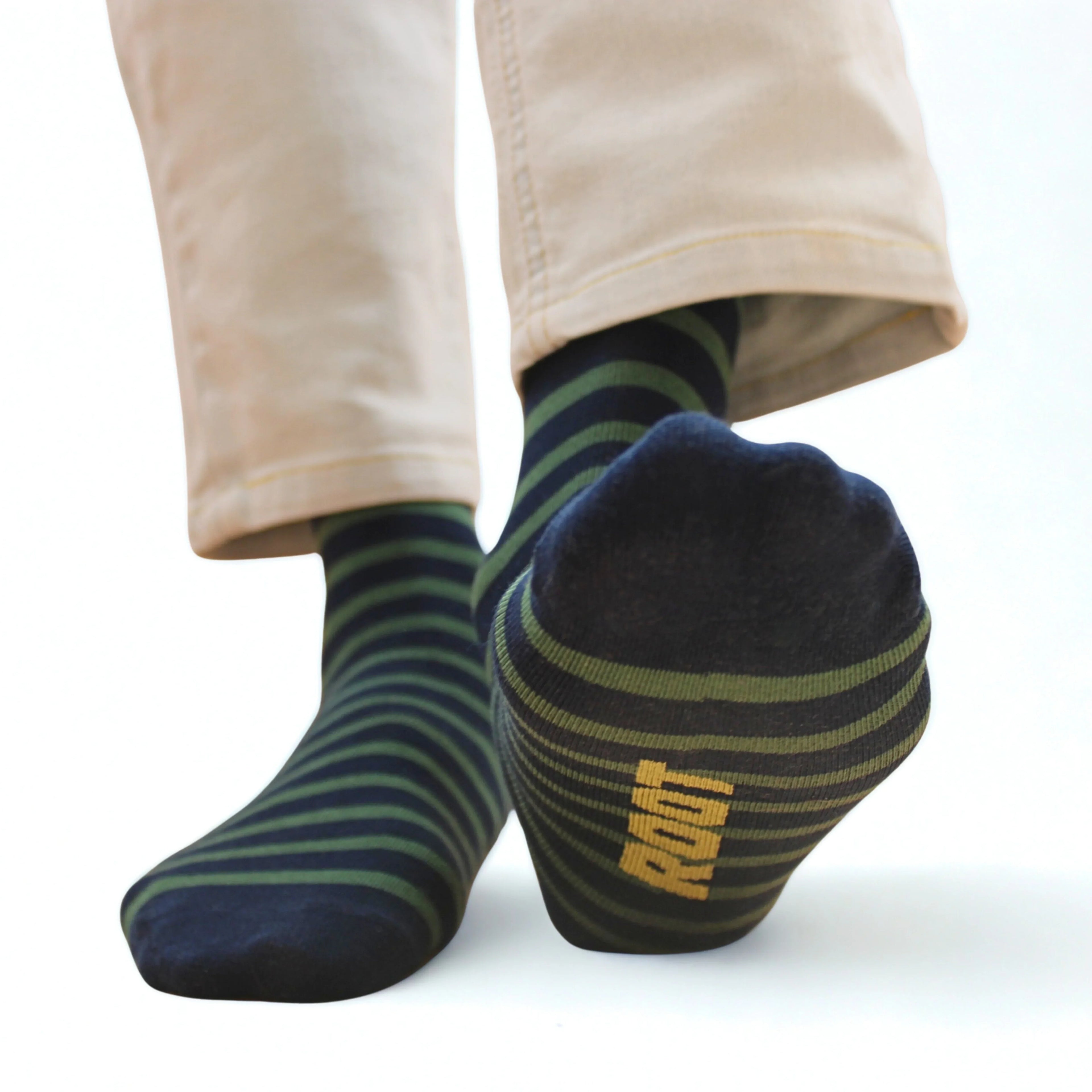 CALCETÍN VETA unisex rayado azul marino y verde con logo amarillo, talla única, ecológico y cómodo